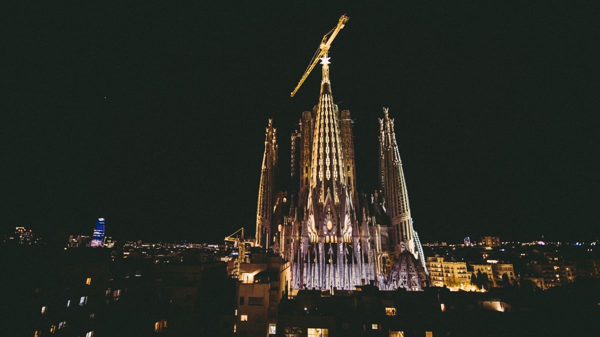 Video: V Barceloně rozsvítili zatím nejvyšší věž baziliky Sagrada Família